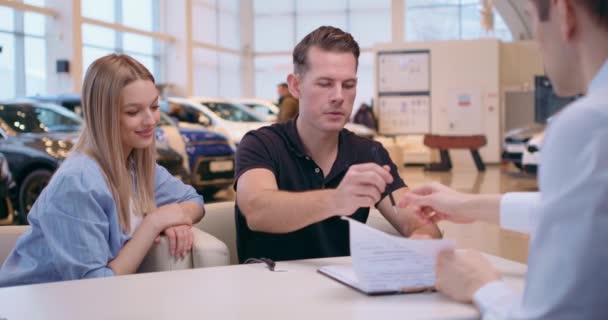 Rodzina Kupująca Nowy Samochód Właściciele Luksusowego Pojazdu Slow Motion Sprzedawca — Wideo stockowe