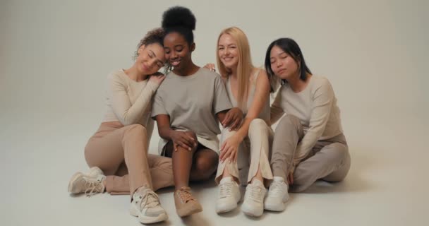 Потрясающе Красивые Спокойные Девушки Смешанной Расы Сидят Белой Студии Смотрят — стоковое видео