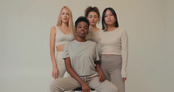 Forskelligartede Unge Piger Med Forskellige Optrædener Forbereder Sig Tage Foto – Stock-video