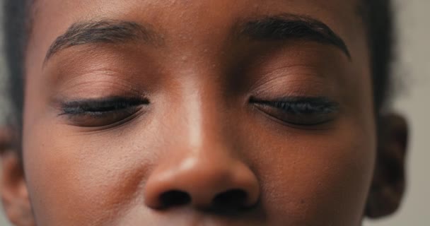 Коричневые Глаза Молодой Африканки Улыбающейся Счастливой Женщины Смотрящей Камеру Медленное — стоковое видео