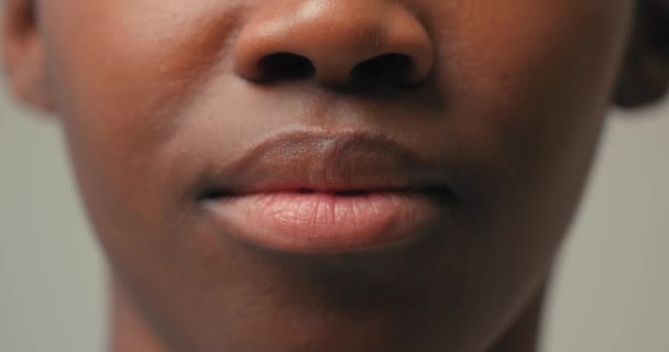 Dekat Dari Afrika Amerika Mulut Wanita Menunjukkan Nya Putih Puting — Stok Video