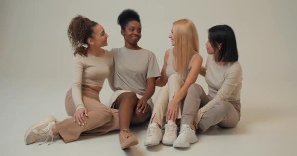 Dost Canlısı Bir Grup Kadın Stüdyoda Ağır Çekimde Pozitif Duyguları — Stok video