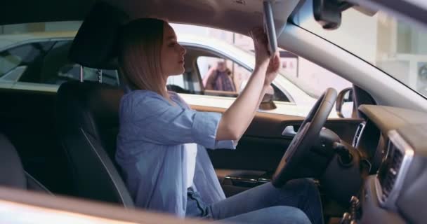 Boldog Autóban Megérinti Ellenőrzi Napellenző Autó Bemutatóteremben Lassú Mozgás Lány — Stock videók