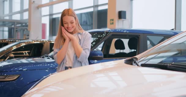 高兴的年轻女人买了新车 她抱着爱抚的车辆 生日礼物慢动作 梦想成真 男朋友送给她的礼物幸福 积极向上 — 图库视频影像