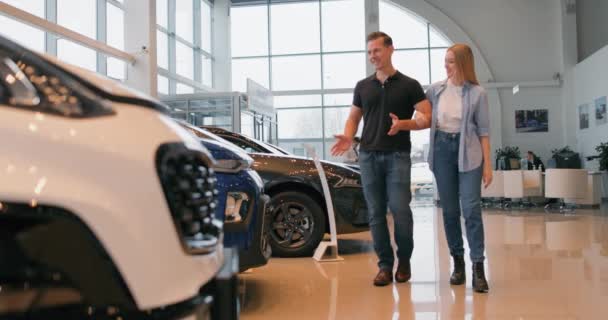Blanke Familie Zoek Naar Een Nieuwe Auto Auto Dealership Store — Stockvideo