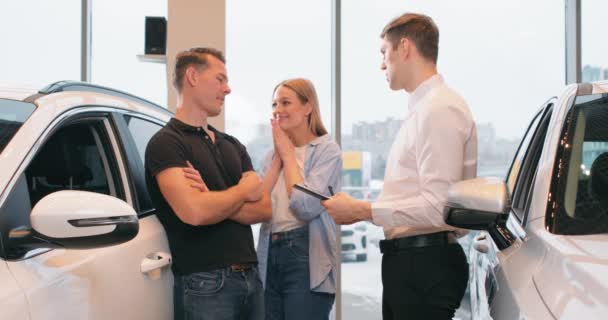 Успішний Дилер Продає Автомобілі Сім Жінка Благає Чоловіка Купити Машину — стокове відео