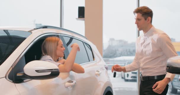 Менеджер Дає Ключі Від Дорогого Автомобіля Блондинці Магазині Auto Dealership — стокове відео