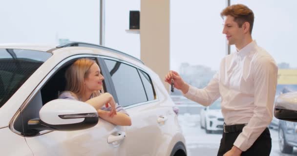 Щаслива Жінка Клієнт Сидить Всередині Автомобіля Отримує Ключі Від Продавця — стокове відео