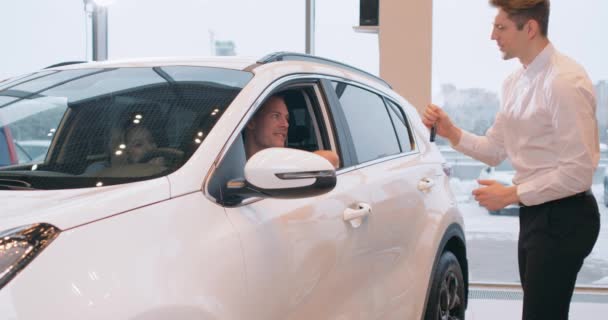 Дилер Дає Нову Машину Кавказькій Сім Яка Сидить Всередині Транспортного — стокове відео