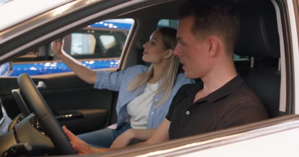 Verliebte Paare Kaufen Neuwagen Autohaus Glückliche Menschen Umarmen Sich Auto — Stockvideo
