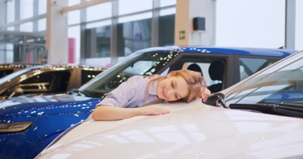 Junge Schöne Frau Umarmt Gekauftes Auto Glückliches Mädchen Umarmt Neues — Stockvideo