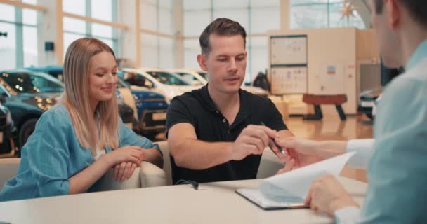 Mann Hat Neues Auto Für Schöne Frau Gekauft Zeitlupe Paar — Stockvideo
