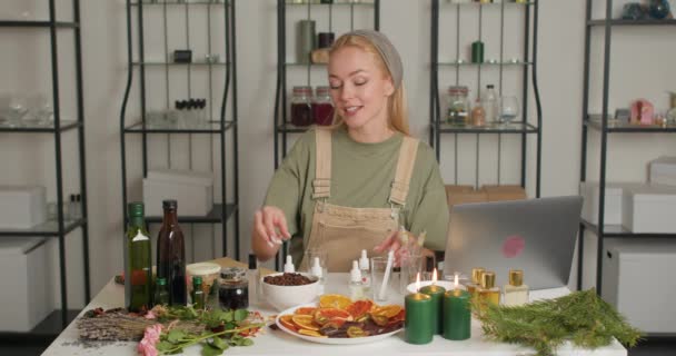 Wesoła Szczęśliwa Kobieta Uczy Ludzi Aby Nowe Wspaniałe Perfumy Blogger — Wideo stockowe
