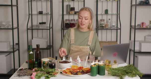 Awesome Ljushårig Kvinna Säljare Vlogger Talar Presentera Doft Parfym Flicka — Stockvideo