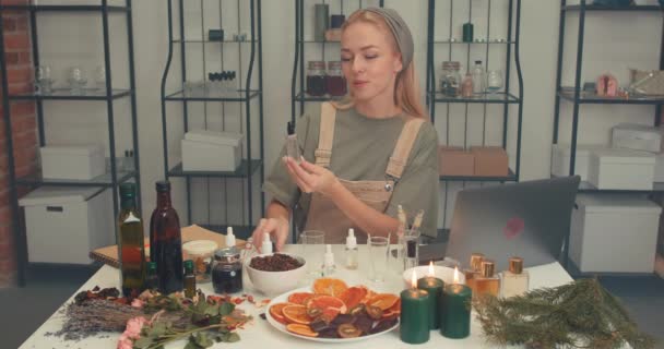Wanita Muda Membuat Yang Unik Dan Ramah Lingkungan Aroma Yang — Stok Video