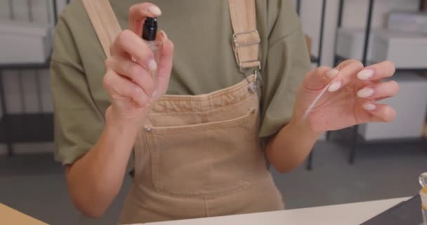 Žena Prodejce Prodavač Zákazník Uniformě Obchodě Papírem Tester Sprejování Parfém — Stock video