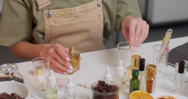 Yeni Aroma Yavaş Çekim Işi Aromaterapi Konseptini Test Etmek Için — Stok video
