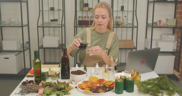 Jonge Vrouw Mengen Gieten Verschillende Ingrediënten Fantastische Natuurlijke Parfum Slow — Stockvideo
