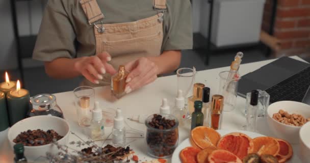 Kobieta Butelką Perfum Plamy Siedzi Przy Stole Pomieszczeniach Slow Motion — Wideo stockowe