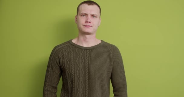 Wütender Kaukasischer Wütender Mann Zeigt Gefahrengeste Mit Drohendem Händeschütteln Und — Stockvideo