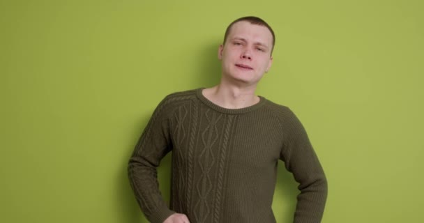 Młody Nieszczęśliwy Mężczyzna Położył Ręce Brzuchu Ból Brzucha Odizolowany Zielonym — Wideo stockowe