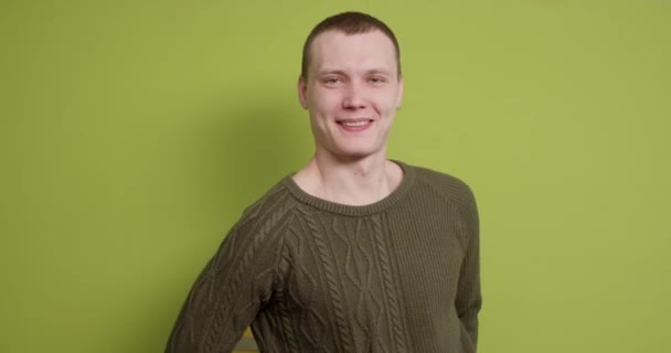 Atrakcyjny Stylowy Mężczyzna Swetrze Ukrywający Prezent Plecami Uśmiechający Się Trzymając — Wideo stockowe