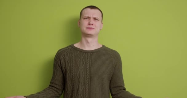 Waarom Oprechte Geïrriteerde Nerveuze Man Steekt Zijn Handen Verontwaardigde Uitdrukking — Stockvideo