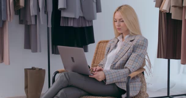 认真沉思的女性时装设计师 坐在笔记本电脑上慢动作 沉思的造型师 沉迷于思考 解决问题 或在工作场所做出决定 有创意 有灵感 — 图库视频影像