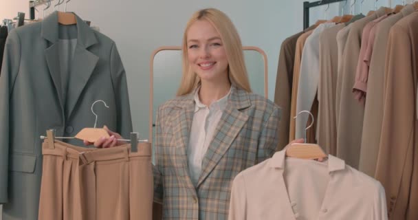 Usmívající Žena Drží Ramínka Oblečením Nabídka Koupi Nové Kolekce Prodej — Stock video