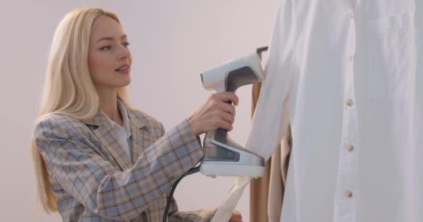 Atrakcyjna Blondynka Pomocą Serpentyny Sklepie Przygotowanie Ubrania Sprzedaży Slow Motion — Wideo stockowe