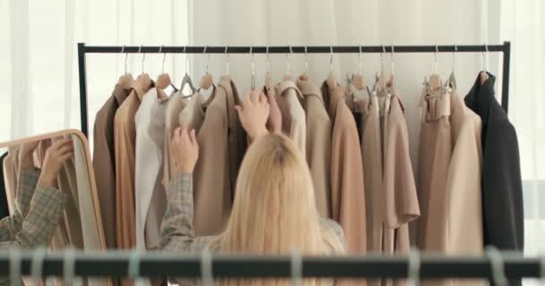 Выбор Гардероба Красивая Блондинка Получает Удовольствие Покупки Замедленной Съемки Счастье — стоковое видео