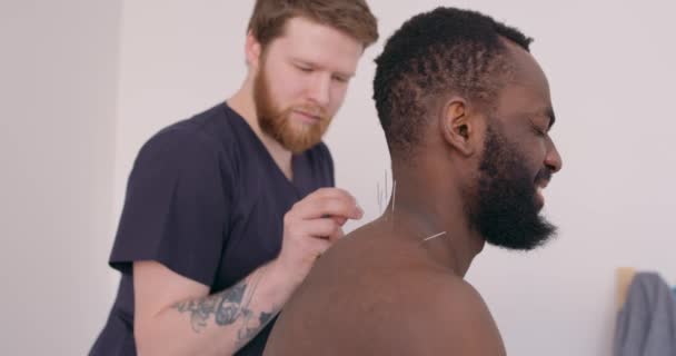 Afroamerikaner Haben Angst Vor Nadeln Schließt Die Augen Öffnet Den — Stockvideo