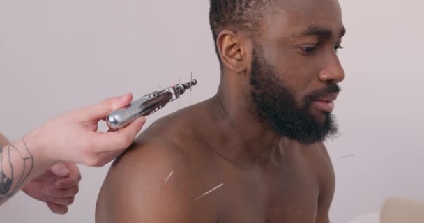 アフリカ系アメリカ人が針の恐怖を克服しようとしている 針の極端な恐怖 貧しい男は注射を受けることを恐れています — ストック動画