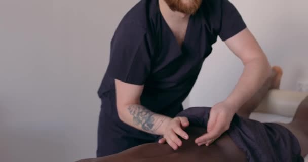 Professionelle Therapeutin Massiert Männliche Patienten Zurück Steigerung Der Durchblutung Verbesserung — Stockvideo