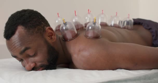 Hombre Negro Guapo Feliz Disfrutando Terapia Ventosas Spa Atención Médica — Vídeo de stock