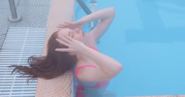 Привлекательная Молодая Рыжая Женщина Пловец Завязывающая Волосы Булочку Медленным Движением — стоковое видео