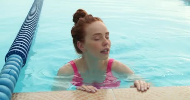 Entspannte Sinnliche Ingwermädchen Liebt Schwimmprozess Zeitlupe Ruhige Sexy Frau Schöne — Stockvideo