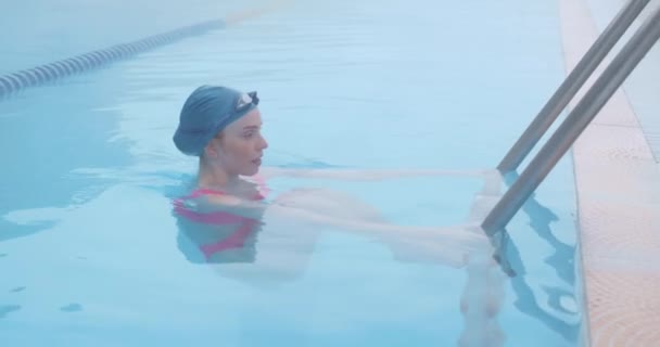 Yüzme Havuzunda Suyun Içinde Duran Vücudunu Sırtını Geren Merdiveni Tutan — Stok video