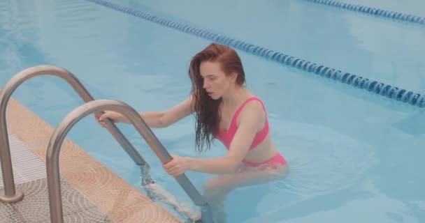 Νεαρή Γυναίκα Κατεβαίνει Σκάλα Και Ετοιμάζεται Κολυμπήσει Αργά Αναψυχή Στο — Αρχείο Βίντεο