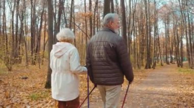 Dikkatsiz yaşlı çift yaşlarına rağmen spora gider. Asla vazgeçmezler, her zaman gençtirler, boş zaman aktiviteleri, günlük rutin hareketler. Nadir görüntüler.