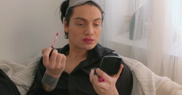Transsexuell Manlig Modell Som Applicerar Läppglans Medan Sminkar Dig Slow — Stockvideo