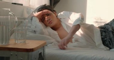 Sarhoş işadamı sabahları su içiyor. Partilerde ağır çekimde çalışan adamın iş hayatında sorunları var. Hasta adam ayağa kalkamıyor. Hastalık. Üzgün, mutsuz, endişeli bir adam yatak odasında, evde.