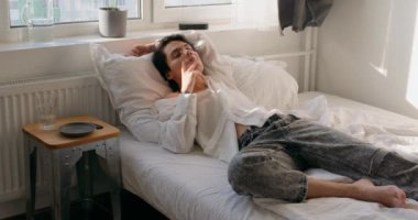 Tembel alkolik erkek evde tek başına sigara içiyor. Kötü alışkanlıklar özgürlük ağır çekim yakışıklı adam evde esrar ve tıbbi esrarla sigara içiyor. Sigara tiryakisi yatak odasında vakit geçirir..