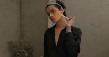 Yüzüne kozmetik uygulayan transseksüel adam LGBTQ drag queen konsepti