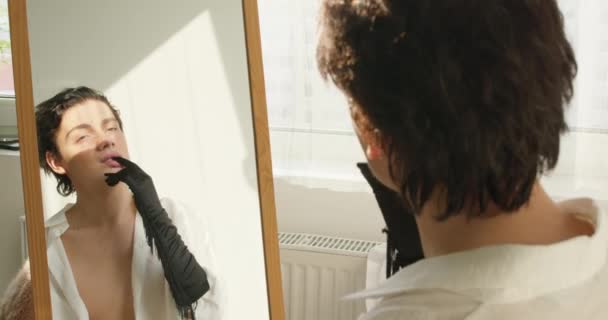 Актер Снимает Одежду После Выступления Концерт Медленное Движение Рубашки Андрогинный — стоковое видео
