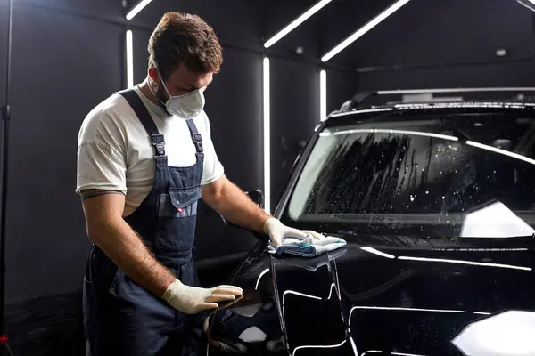 Людина Очищає Автомобіль Тканиною Миючими Рідинами Деталізує Автомобіль Або Концепцію Ліцензійні Стокові Зображення