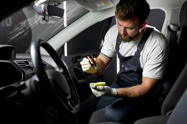 Auto Μηχανικός Εργαζόμενος Πρόκειται Καθαρίσει Αυτοκίνητο Από Εσωτερικό Ύφασμα Και Royalty Free Φωτογραφίες Αρχείου