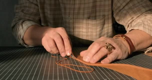 Oude Mannelijke Ambachtelijke Handen Maken Handgemaakte Leren Riem Lederen Werknemer — Stockvideo