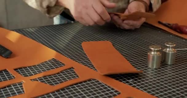 Homem Preparando Peças Cortadas Material Para Carteira Costura Close Cropped — Vídeo de Stock