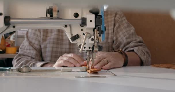 Håndværker Laver Læderbælte Symaskine Langsom Bevægelse Skrædder Sidder Arbejdspladsen Reparerer – Stock-video